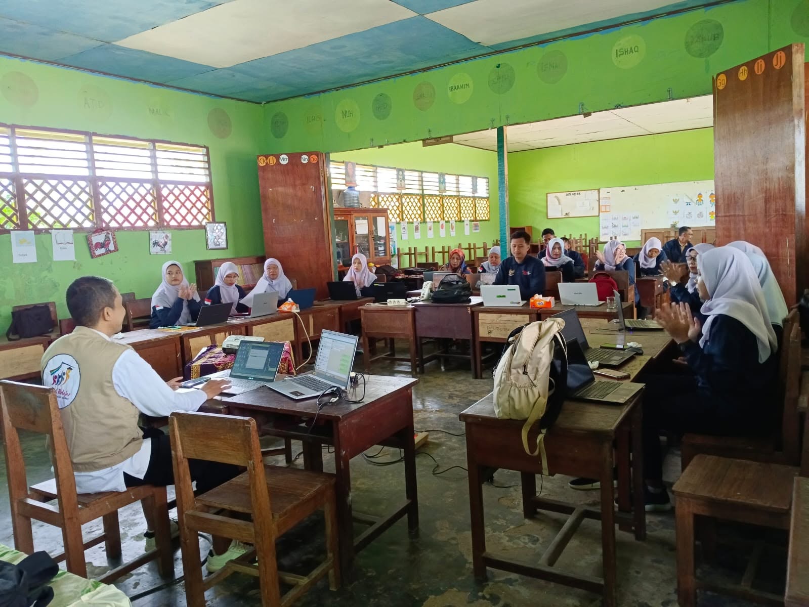 Sesi praktik pembelajaran digital menggunakan laptop