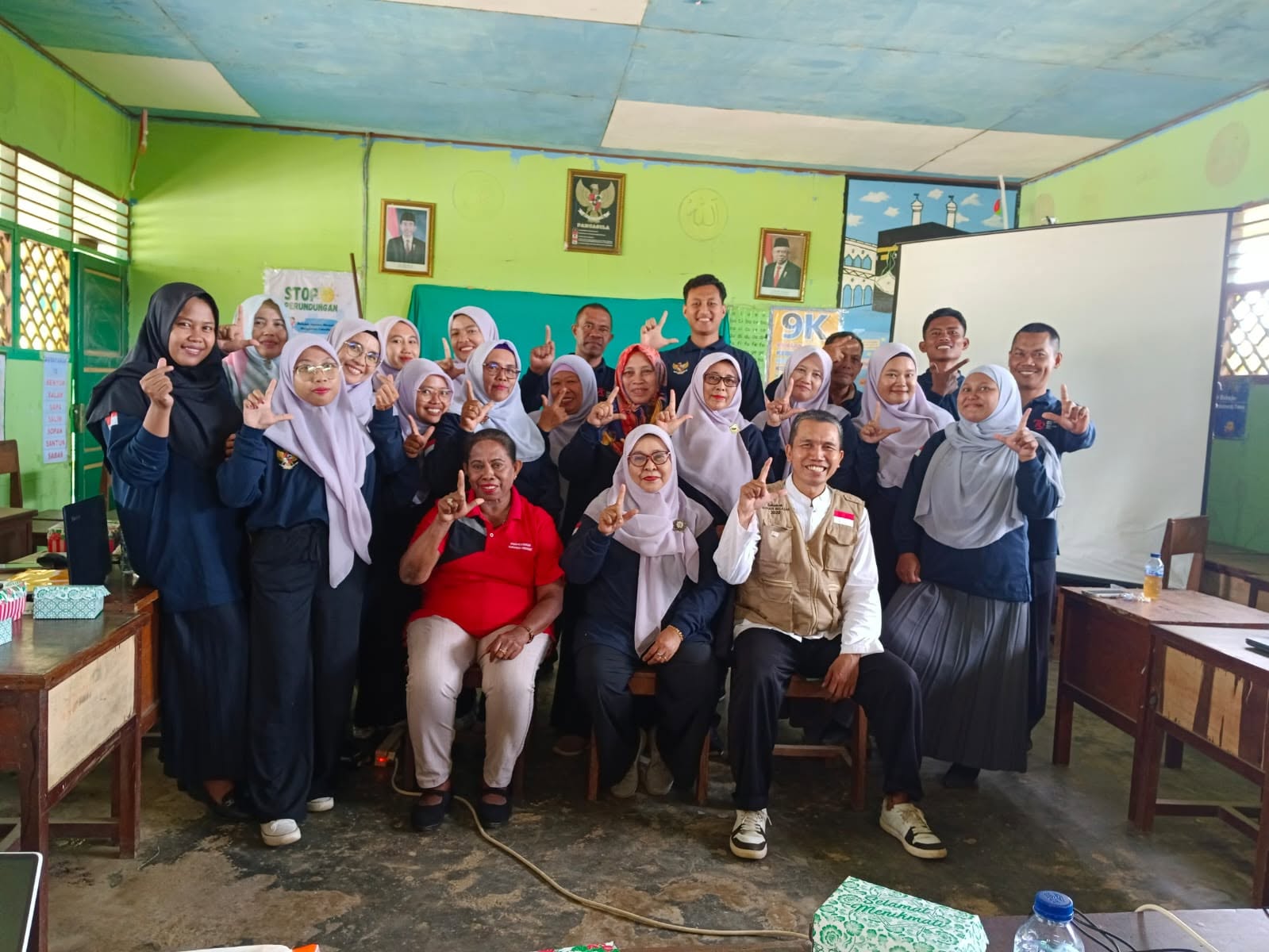 Foto bersama guru peserta workshop rumah belajar