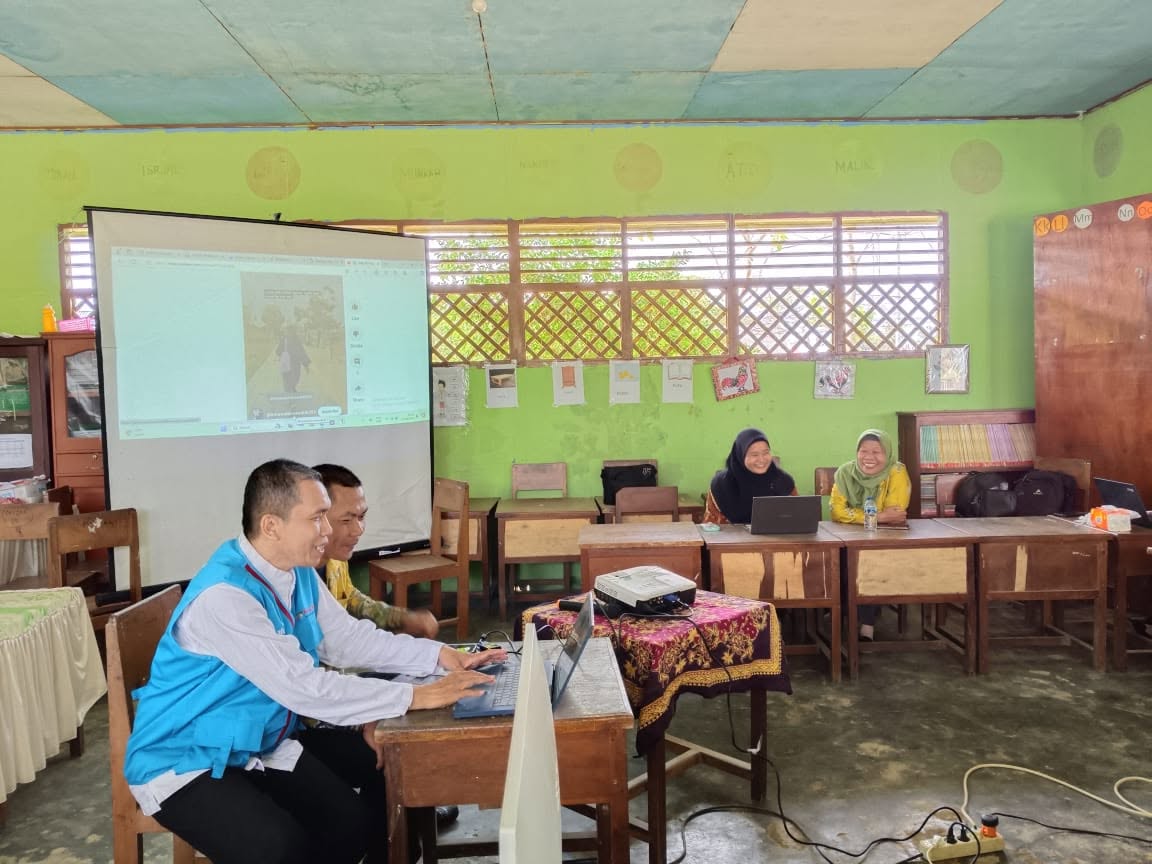 Pemaparan materi digital dengan proyektor di kelas