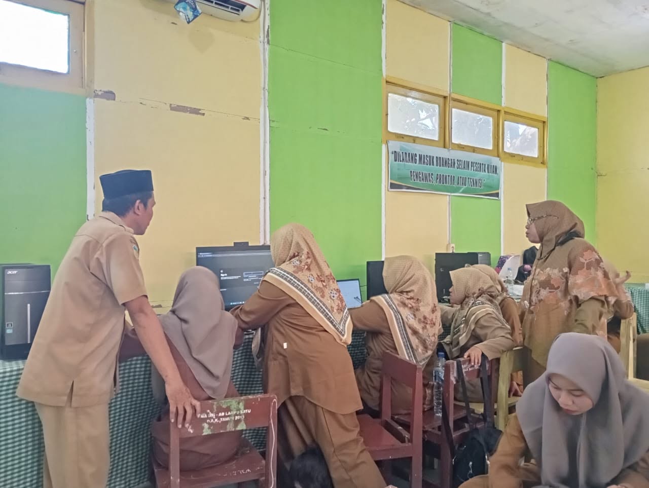 Praktik penggunaan komputer oleh peserta pelatihan