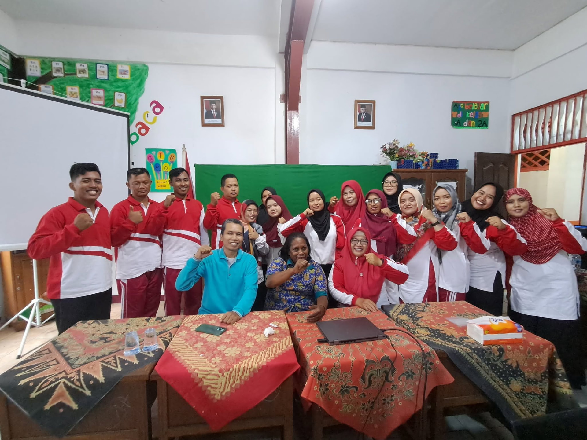 Foto bersama peserta pelatihan guru di ruang kelas