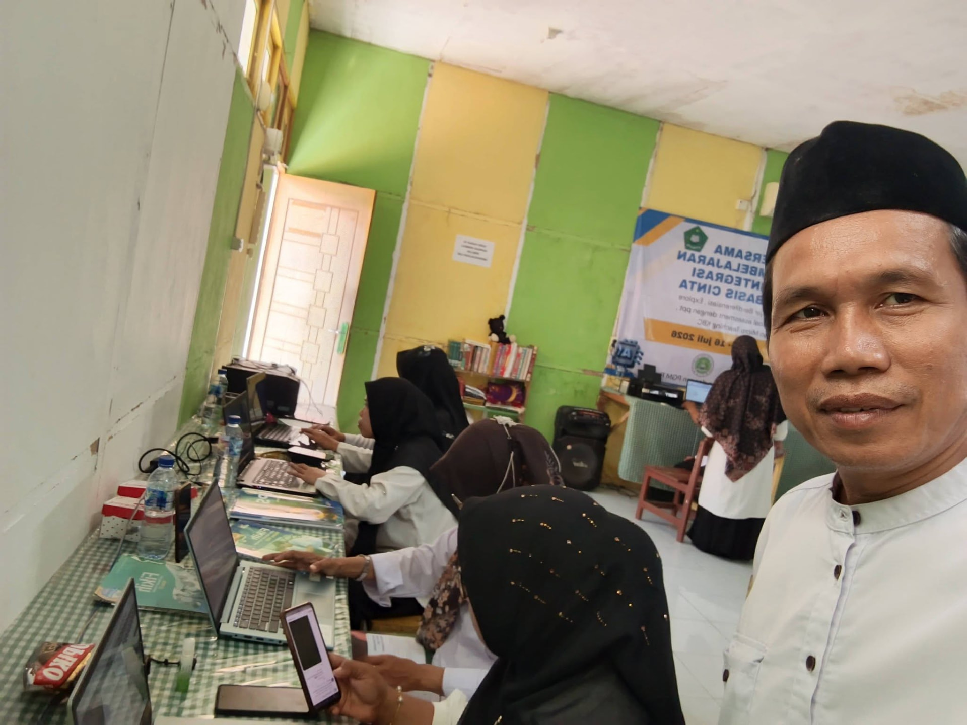 Pendampingan guru menggunakan laptop saat pelatihan